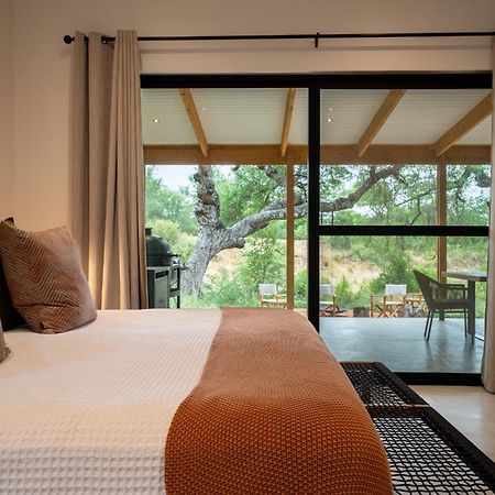 Nomads Den Private Villa With Heated Pool On Hoedspruit Wildlife Estate Riverbed Экстерьер фото